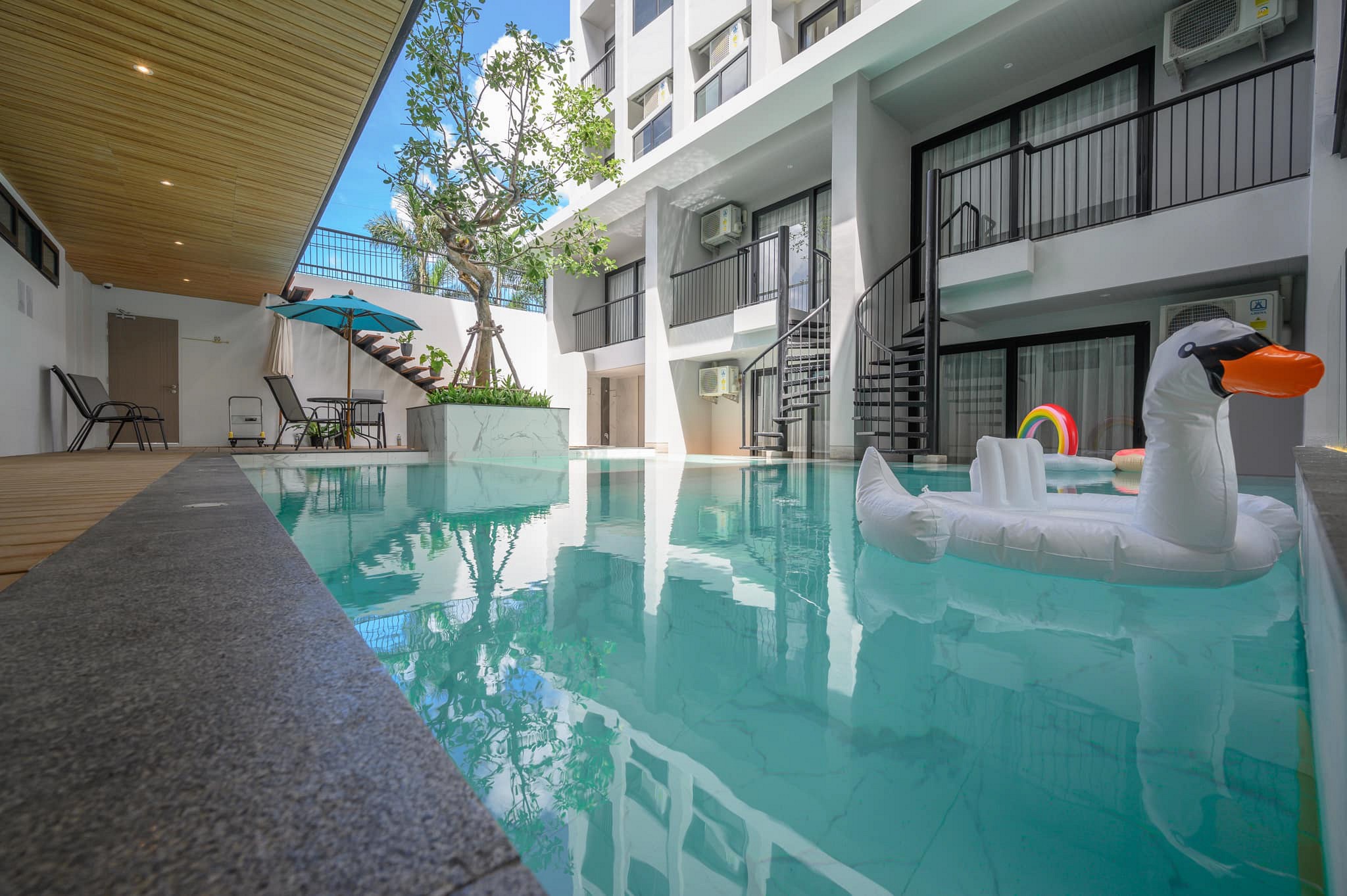 Deluxe Pool Access