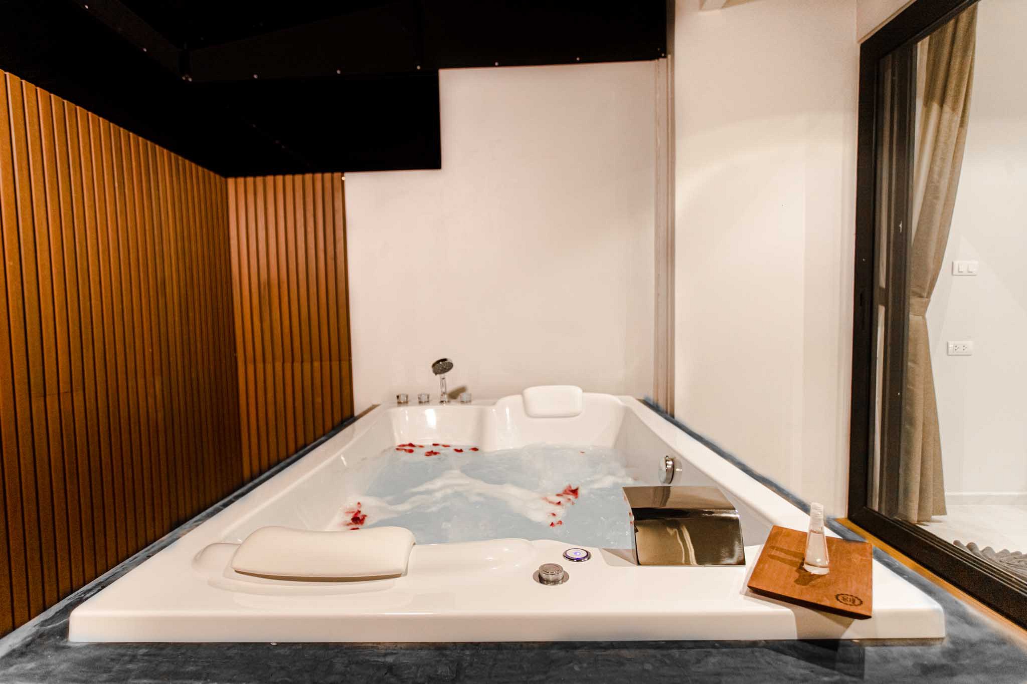 Deluxe Jacuzzi